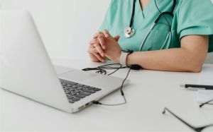 Concursurile de angajare în spitale şi cumulul pensiei cu salariul, prelungite în 2026